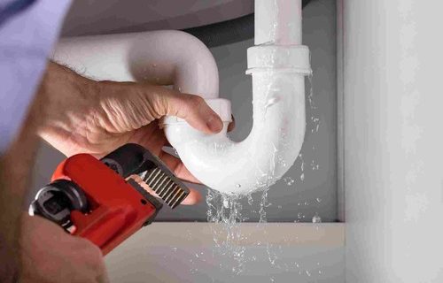 leak-inspection-using-advanced-technology-in-a-home-in-hyde-park expert-plumbing-repairs-being-conducted-in-hyde-park